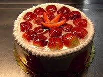 4-6 Kişilik Yaş Pasta - Çilek ve Krema Uyumu